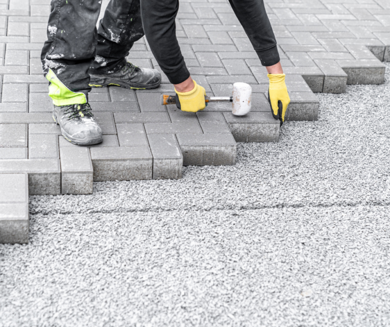 معلم تركيب انترلوك في ام القيوين 0504413493